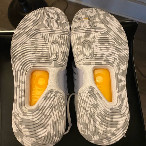 KD basketball shoes. Got them last year and she never wore them. - Picture 2 of 6